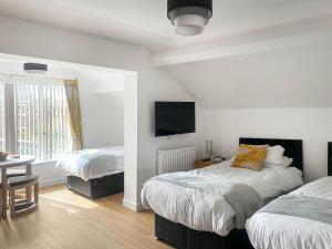 Säng eller sängar i ett rum på Highmead - Uk46951