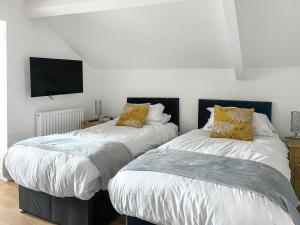 two beds sitting next to each other in a bedroom at Highmead - Uk46951 in Blackwood