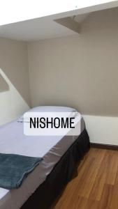 een slaapkamer met een bed met het woord bijnaam erop bij Homestay Murah Icity Shah Alam Duplex in Shah Alam