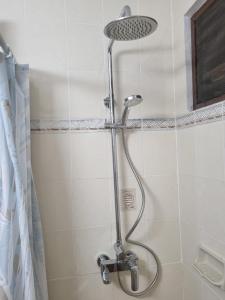 y baño con ducha con cabezal de ducha. en Sea View Villa @ Nongsa Resort en Telukmataikan