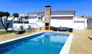 a swimming pool in front of a house at CASA XAVET, Piscina Privada Aire Acondicionado Free in L'Escala
