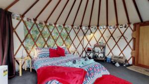 um quarto com uma cama numa tenda em Bay of Islands Holiday Park em Paihia