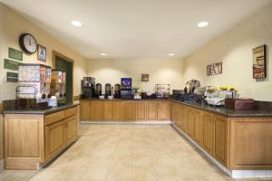 Kuchyň nebo kuchyňský kout v ubytování Holiday Inn & Suites - Barstow by IHG