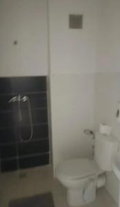 ein Bad mit einem WC und einem Waschbecken in der Unterkunft Appartement almontazah aljadid à côté de Marjane Marrakech in Marrakesch