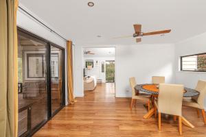 uma sala de jantar com mesa e cadeiras em Wild Rose Cottage Kiaroo Estate, Kangaroo Valley em Kangaroo Valley