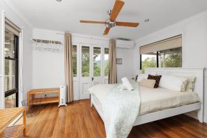 Ένα ή περισσότερα κρεβάτια σε δωμάτιο στο Wild Rose Cottage Kiaroo Estate, Kangaroo Valley