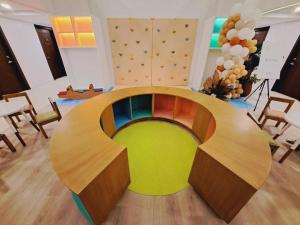 Pokój z drewnianym stołem i krzesłami w obiekcie 38 Park Ave studio with gym, pool, fiber wifi w Cebu