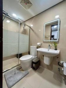 W łazience znajduje się toaleta, umywalka i prysznic. w obiekcie 38 Park Ave studio with gym, pool, fiber wifi w Cebu