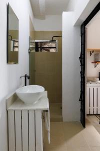 une salle de bain avec un lavabo blanc et une douche dans l'établissement CENTRO FRENTE CASA DE ARTESANIAS ESTUDIO4 CASA PAXI, à Mérida