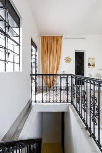 un escalier dans une maison avec un rideau orange dans l'établissement CENTRO FRENTE CASA DE ARTESANIAS ESTUDIO4 CASA PAXI, à Mérida