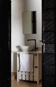 une salle de bains avec un lavabo blanc et un miroir dans l'établissement CENTRO FRENTE CASA DE ARTESANIAS ESTUDIO4 CASA PAXI, à Mérida 18 autres photos