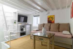 salon z kanapą i stołem w obiekcie ELPIS MYKONOS APARTMENTS - Mykonos Town Delos Port w mieście Mykonos