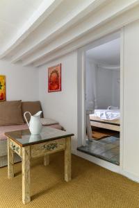 salon ze stołem i lustrem w obiekcie ELPIS MYKONOS APARTMENTS - Mykonos Town Delos Port w mieście Mykonos