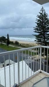einen Balkon mit Blick auf den Strand und das Meer in der Unterkunft Ocean Front 2Bed - Unbeatable Views @ Sanderling! in Gold Coast