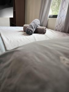 卢纳将军城Rose Homestay, near Cloud9, Tourism Road and Surfing spots的一种被填充的动物躺在床上