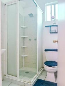 y baño con aseo y ducha acristalada. en Cómoda Casa 3Hab: Piscina, Seguridad, Parking en Emiliano Zapata