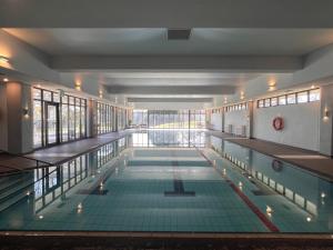 Wonga Park的住宿－Yarra Valley Serenity House in Golf Course Resort，室内游泳池,设有绿色瓷砖地板和窗户