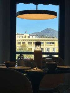 una mesa con un jarrón en ella con una ventana en Vue magnifique, en Niza