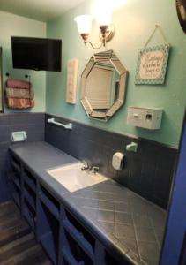 uma casa de banho com um lavatório e um espelho em COZY PRIVATE ROOM #2 em Dallas