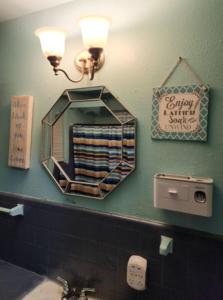 um espelho numa parede acima de um lavatório na casa de banho em COZY PRIVATE ROOM #2 em Dallas