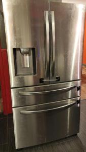 um frigorífico de aço inoxidável sentado numa cozinha em COZY PRIVATE ROOM #2 em Dallas