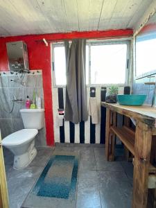 a bathroom with a toilet and a sink at Alojamiento Tres Lunas Triple in Chuy