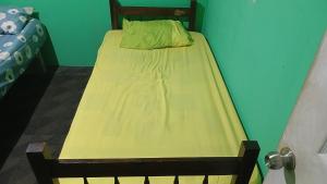 烏維塔的住宿－Kike，一张位于一个黄色床垫的房间的床铺