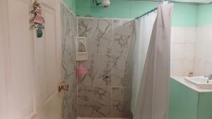 烏維塔的住宿－Kike，带淋浴和盥洗盆的浴室