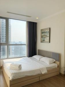 1 dormitorio con 1 cama grande y ventana grande en Full Equip 3Brs Spacious and Cozy Apartment en Ho Chi Minh