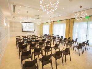 a room with a bunch of chairs and a screen at The Island House in Nassau +108 photos