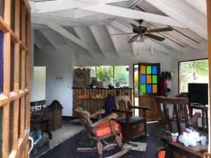 - un salon avec des chaises et un ventilateur de plafond dans l'établissement Villa Diana, Condominio Oasis, à Guayabal de Síquima