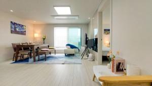 a living room with a table and a dining room at 서울아파트 3룸 4베드 Adi Stay in Seoul