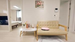 un soggiorno con divano e tavolo di 서울아파트 3룸 4베드 Adi Stay a Seul