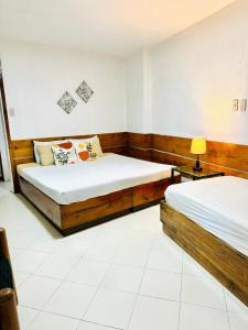 ein Schlafzimmer mit 2 Betten und einer Lampe in der Unterkunft Casa Generosa in Baguio City