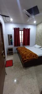 Uma cama ou camas num quarto em Hotel Shiv Ganga