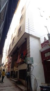 un edificio blanco con una calle al lado en Hotel Shiv Ganga, en Varanasi