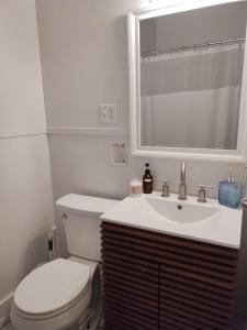 Phòng tắm tại Cajun Stays-Cajun Home II- Entire House