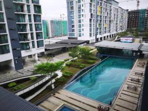 - une vue sur la piscine d'une ville dans l'établissement Vivacity Megamall Jazz Suite 3BR 7pax #Joyoustayz, à Kuching