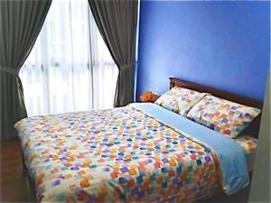 Cet appartement comprend une chambre dotée d'un lit avec un mur bleu et une fenêtre. dans l'établissement Vivacity Megamall Jazz Suite 3BR 7pax #Joyoustayz, à Kuching