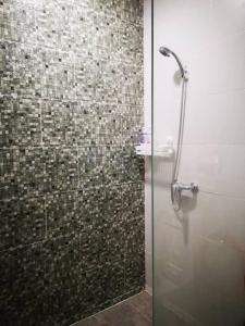 um chuveiro com uma porta de vidro na casa de banho em Vivacity Megamall Jazz Suite 3BR 7pax #Joyoustayz em Kuching