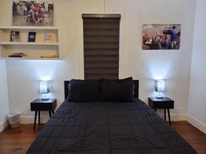 1 dormitorio con 1 cama con 2 lámparas en las mesas en Cajun Stays-Cajun Home II- Entire House, en Lafayette