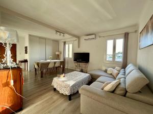 TV a/nebo společenská místnost v ubytování Magnifique appartement devant la plage + 37 fotografií