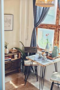 a dining room with a table and a window at Nhà Đậu Homestay Măng Đen in Kon Von Kla