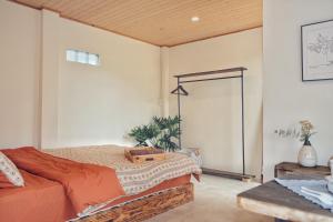 1 dormitorio con cama y espejo en Nhà Đậu Homestay Măng Đen en Kon Von Kla