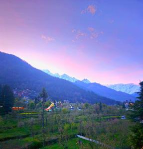 uma vista para um vale com montanhas ao fundo em Hotel Old Manali - The Best Riverside Boutique Stay with Balcony and Mountain Views em Manali