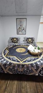 ein Schlafzimmer mit einem Bett mit einer schwarzen und weißen Decke in der Unterkunft Buda House Beach in Playa Blanca
