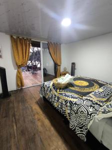 1 dormitorio con 1 cama con manta blanca y negra en Buda House Beach, en Playa Blanca