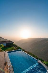 una piscina con vistas a las montañas en Courtyard Villa by Hillstaytion,com, en Panchgani