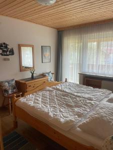 1 dormitorio con 1 cama grande y techo de madera en Katarina's cozy bungalov, en Bad Mitterndorf