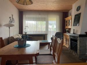 sala de estar con mesa de madera y comedor en Katarina's cozy bungalov, en Bad Mitterndorf